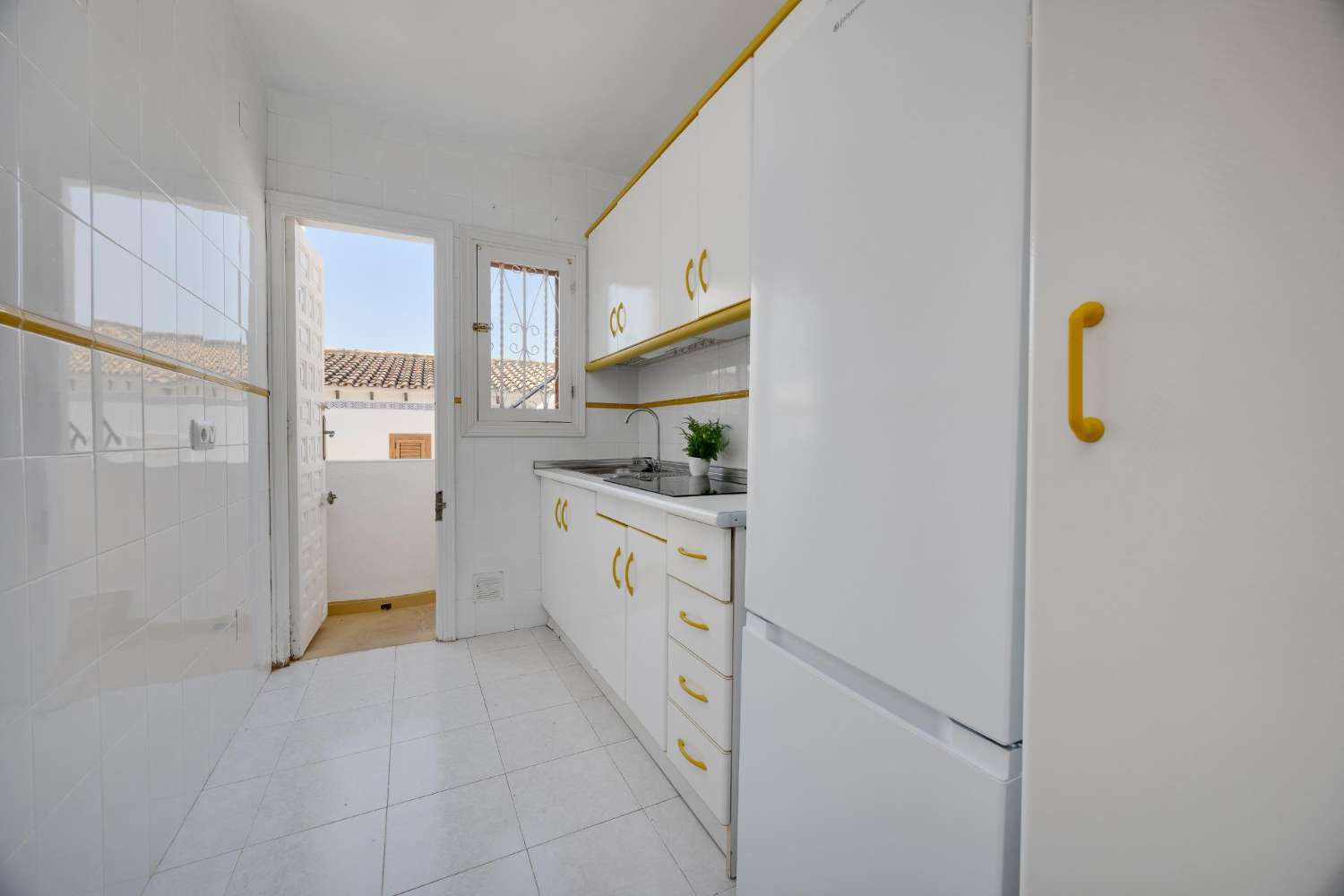 2-BEDROOM TOP-FLOOR BUNGALOW WITH SPACIOUS TERRACES AND PRIVATE SOLARIUM – NO COMMUNITY FEES