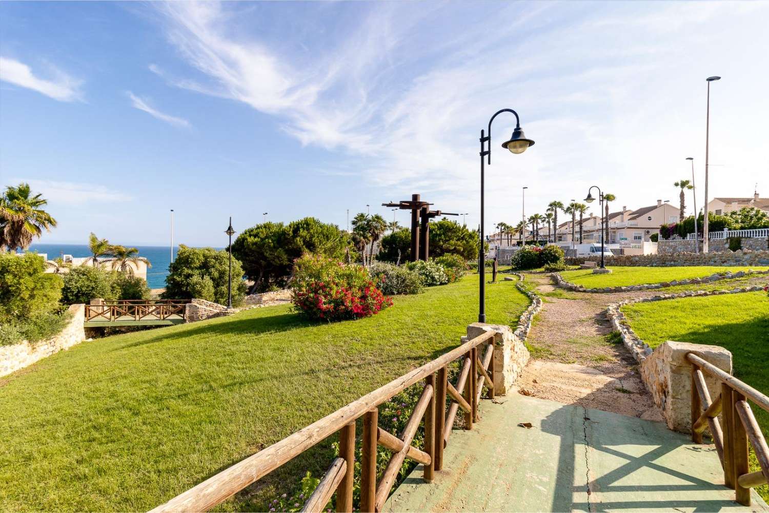 2-BEDROOM TOP-FLOOR BUNGALOW WITH SPACIOUS TERRACES AND PRIVATE SOLARIUM – NO COMMUNITY FEES