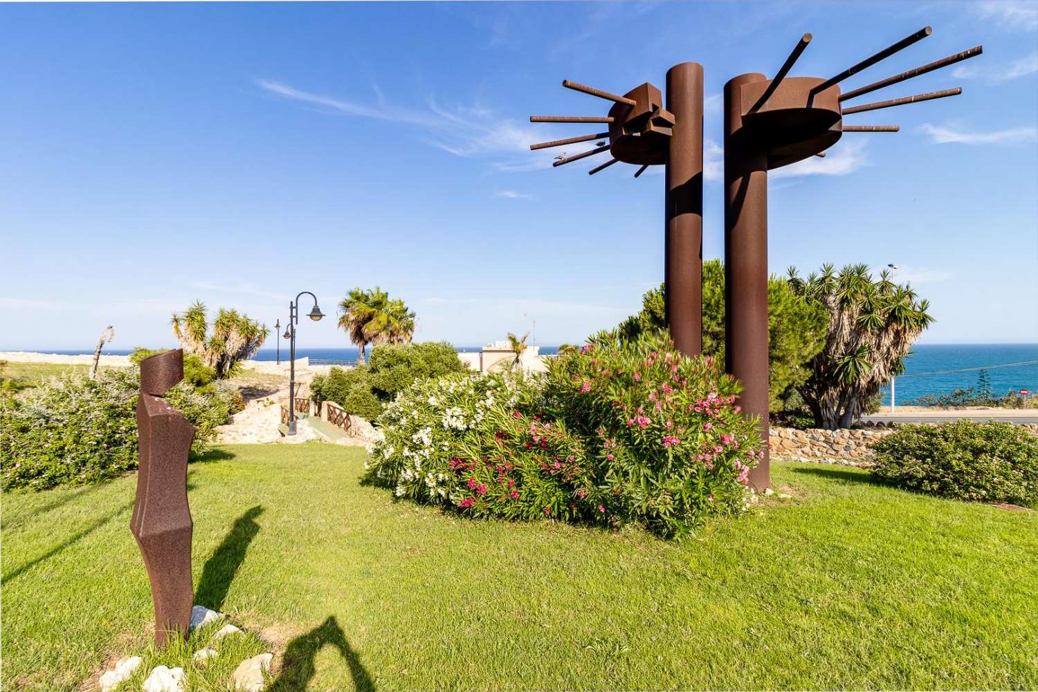2-BEDROOM TOP-FLOOR BUNGALOW WITH SPACIOUS TERRACES AND PRIVATE SOLARIUM – NO COMMUNITY FEES