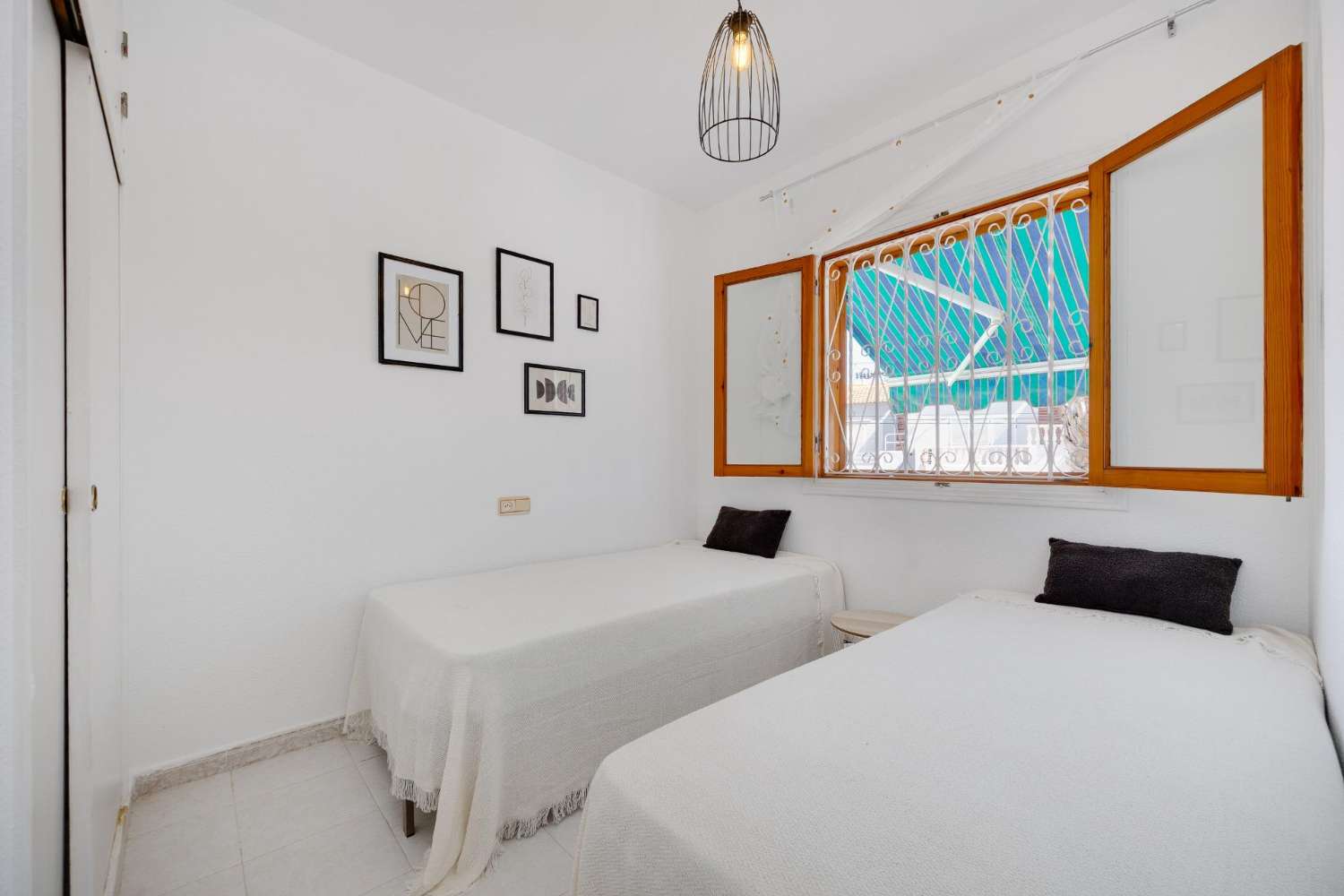 2-BEDROOM TOP-FLOOR BUNGALOW WITH SPACIOUS TERRACES AND PRIVATE SOLARIUM – NO COMMUNITY FEES