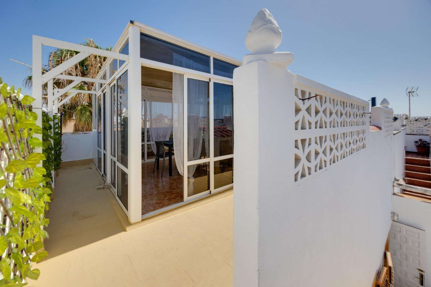 2-BEDROOM TOP-FLOOR BUNGALOW WITH SPACIOUS TERRACES AND PRIVATE SOLARIUM – NO COMMUNITY FEES