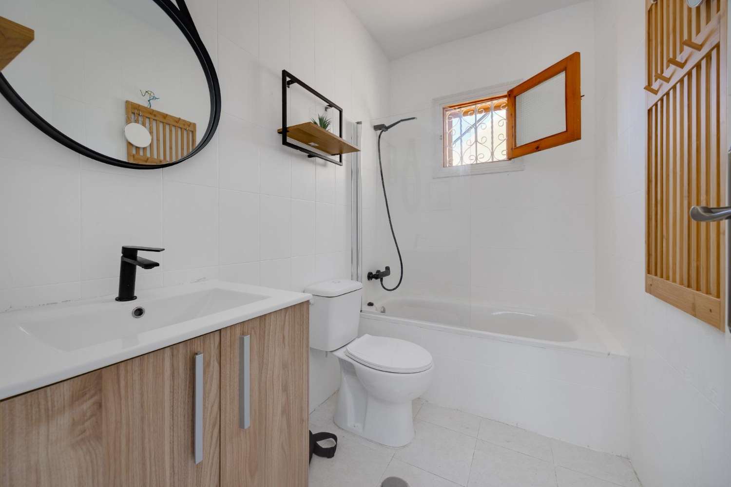 2-BEDROOM TOP-FLOOR BUNGALOW WITH SPACIOUS TERRACES AND PRIVATE SOLARIUM – NO COMMUNITY FEES