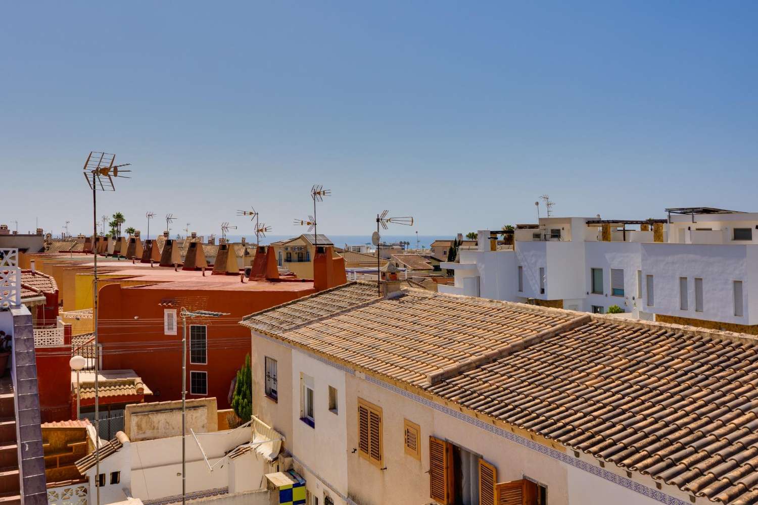 2-BEDROOM TOP-FLOOR BUNGALOW WITH SPACIOUS TERRACES AND PRIVATE SOLARIUM – NO COMMUNITY FEES