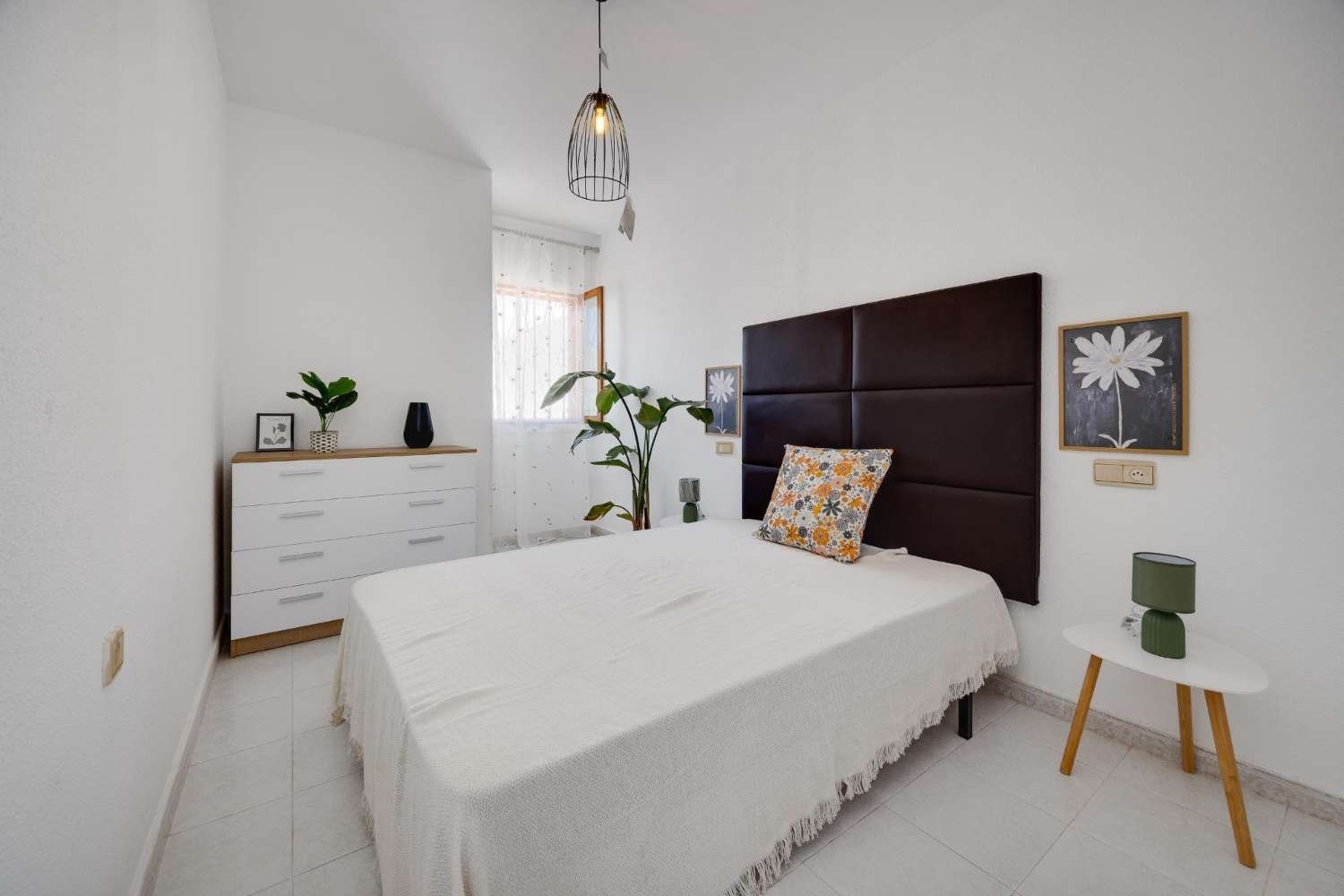 2-BEDROOM TOP-FLOOR BUNGALOW WITH SPACIOUS TERRACES AND PRIVATE SOLARIUM – NO COMMUNITY FEES