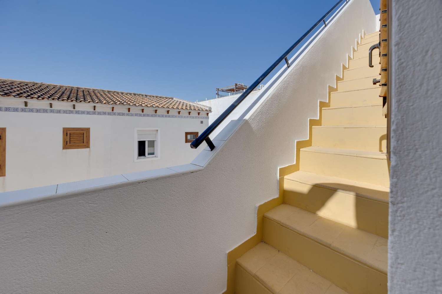 2-BEDROOM TOP-FLOOR BUNGALOW WITH SPACIOUS TERRACES AND PRIVATE SOLARIUM – NO COMMUNITY FEES