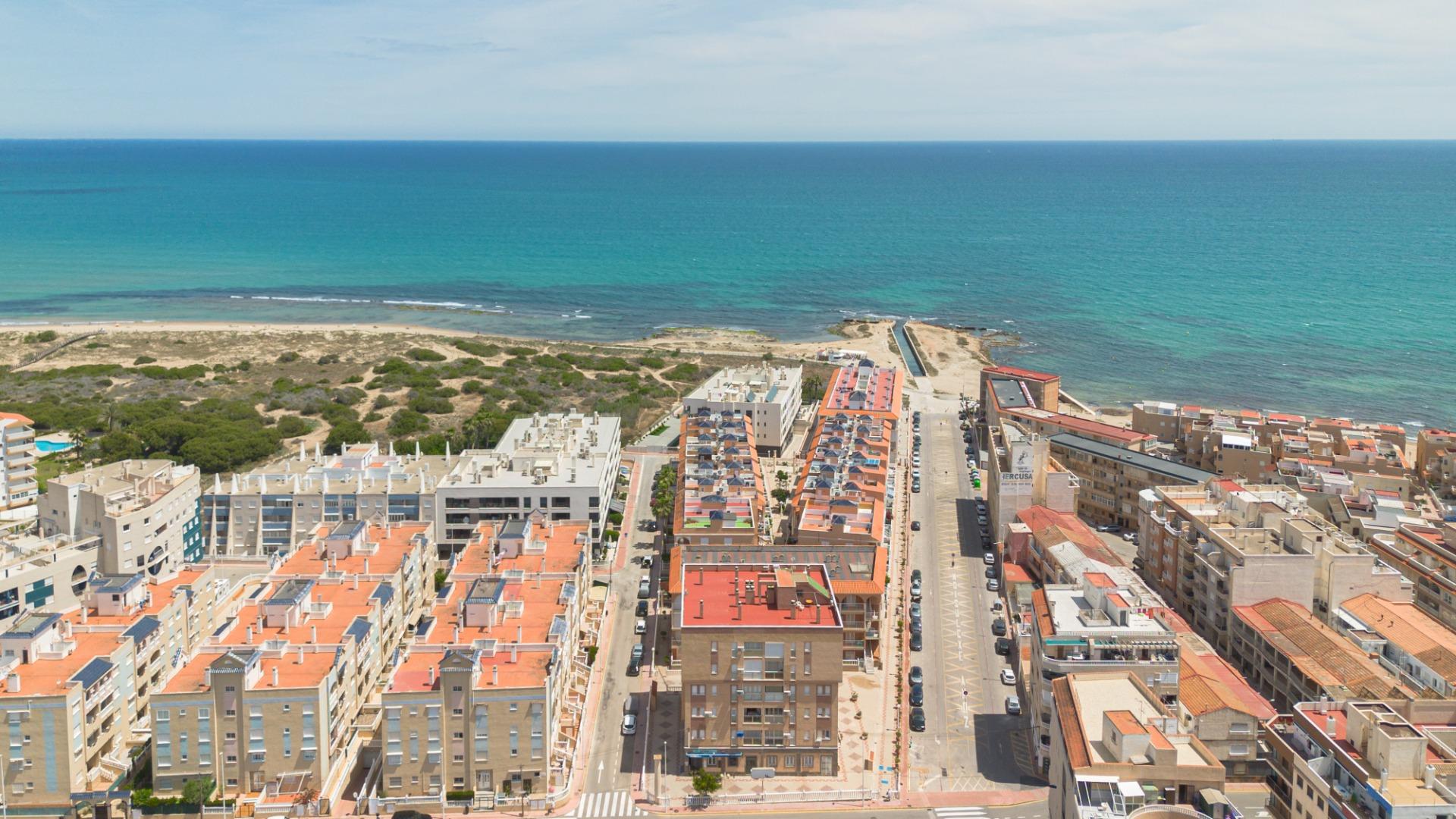 Světlý apartmán s výhledem na moře pouhých 200 metrů od pláže – La Mata