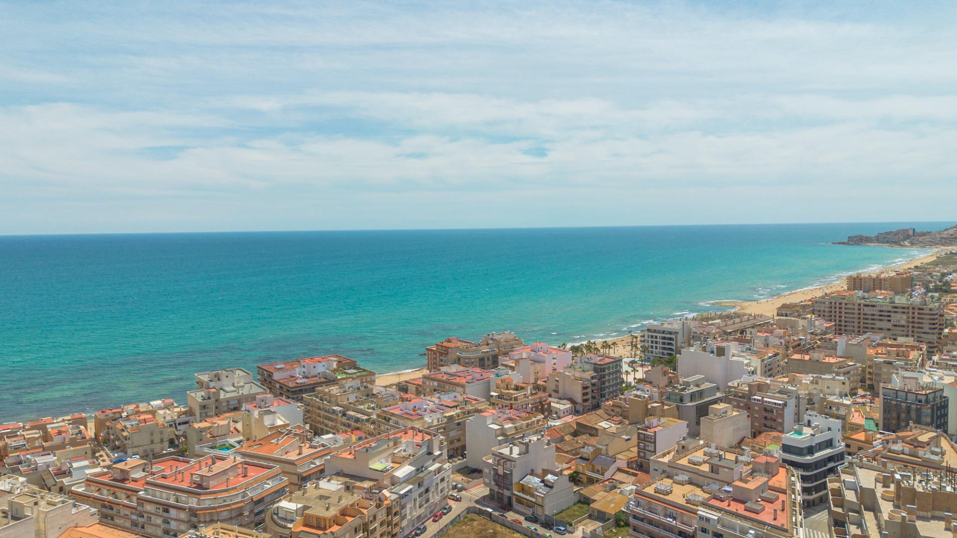 Světlý apartmán s výhledem na moře pouhých 200 metrů od pláže – La Mata