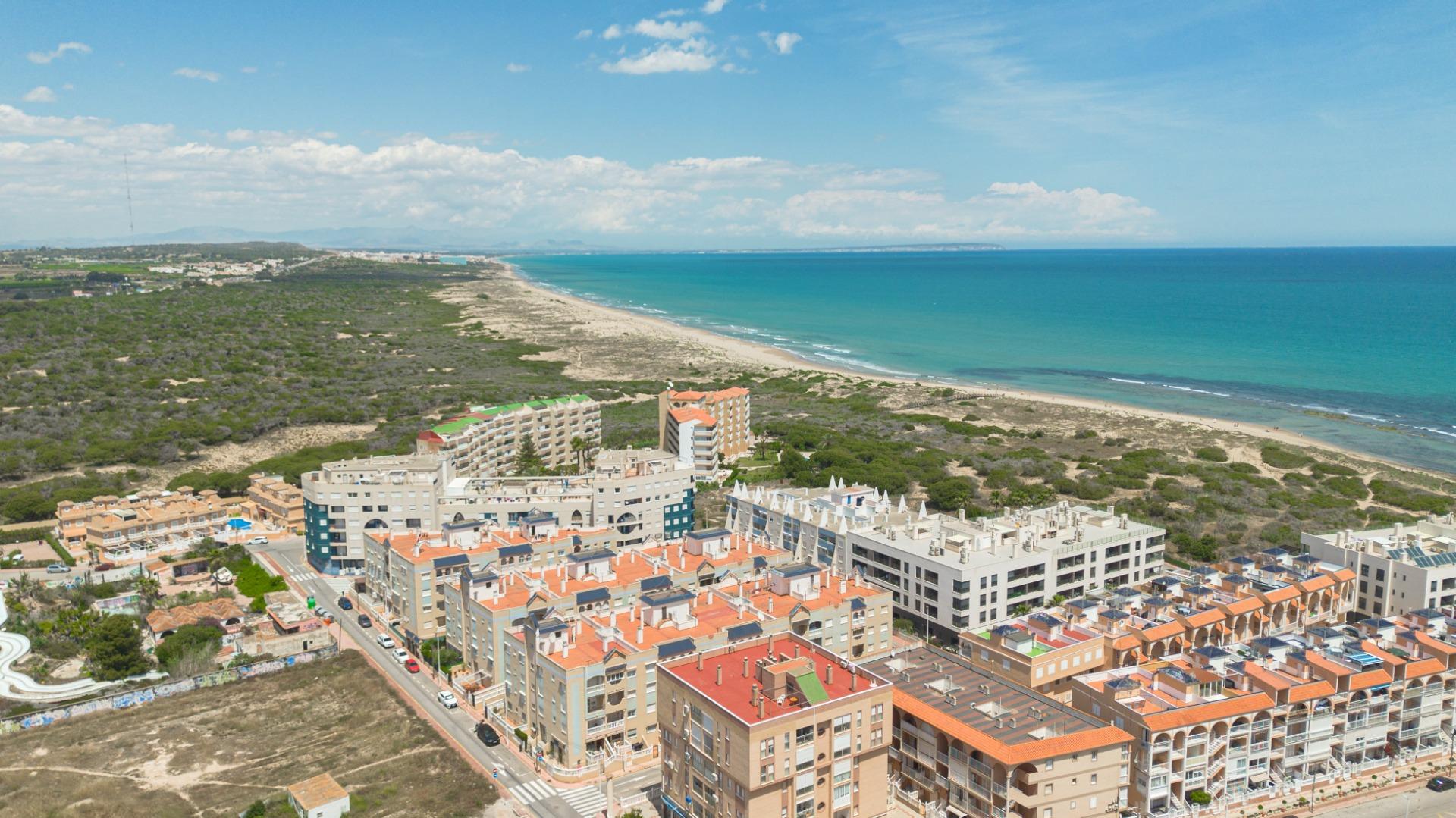Světlý apartmán s výhledem na moře pouhých 200 metrů od pláže – La Mata