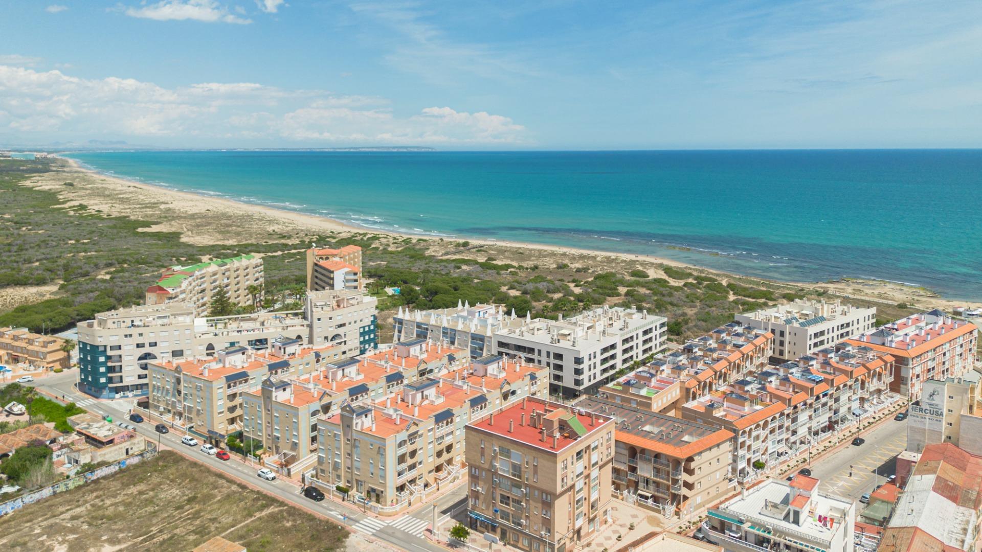 Světlý apartmán s výhledem na moře pouhých 200 metrů od pláže – La Mata