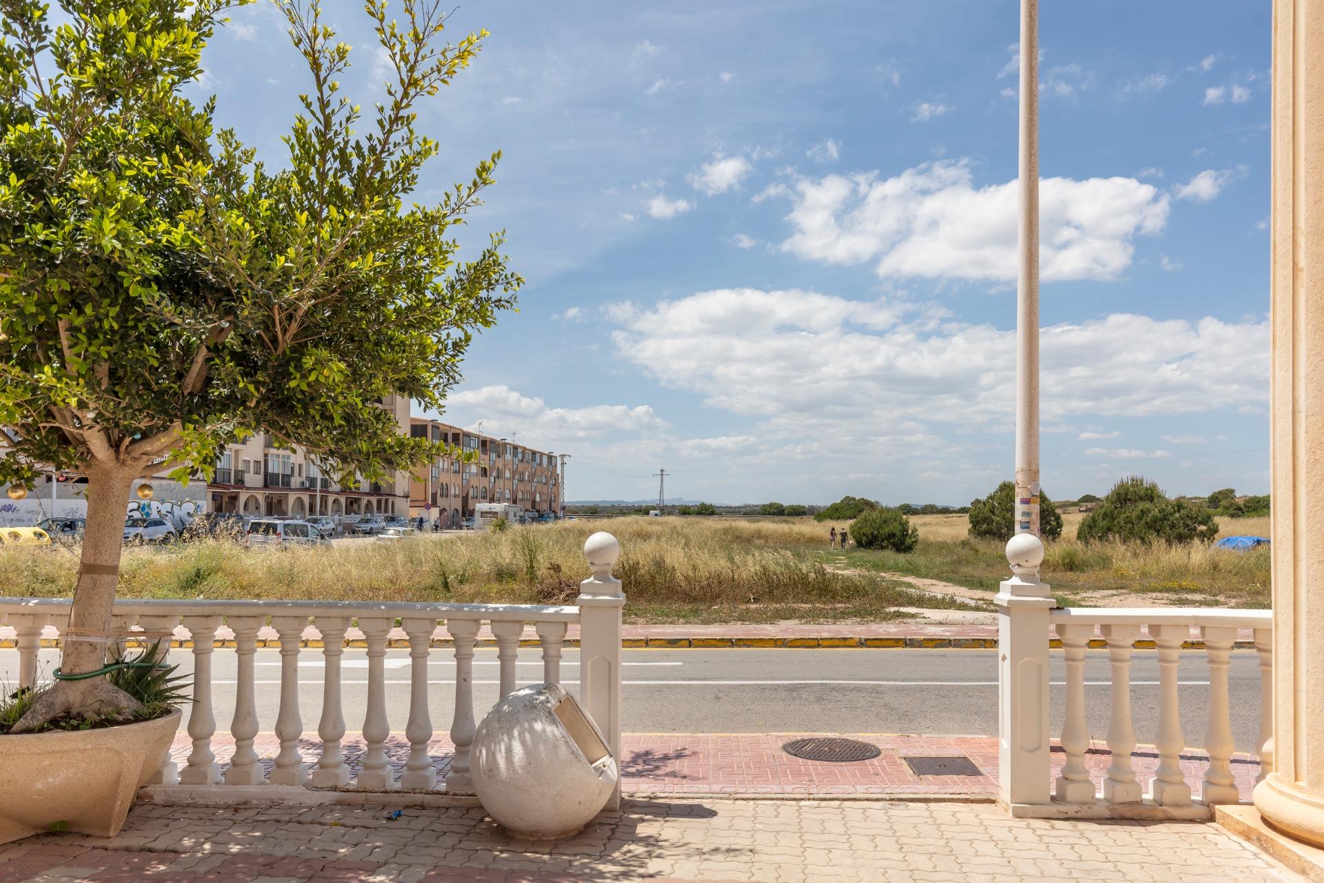 Světlý apartmán s výhledem na moře pouhých 200 metrů od pláže – La Mata