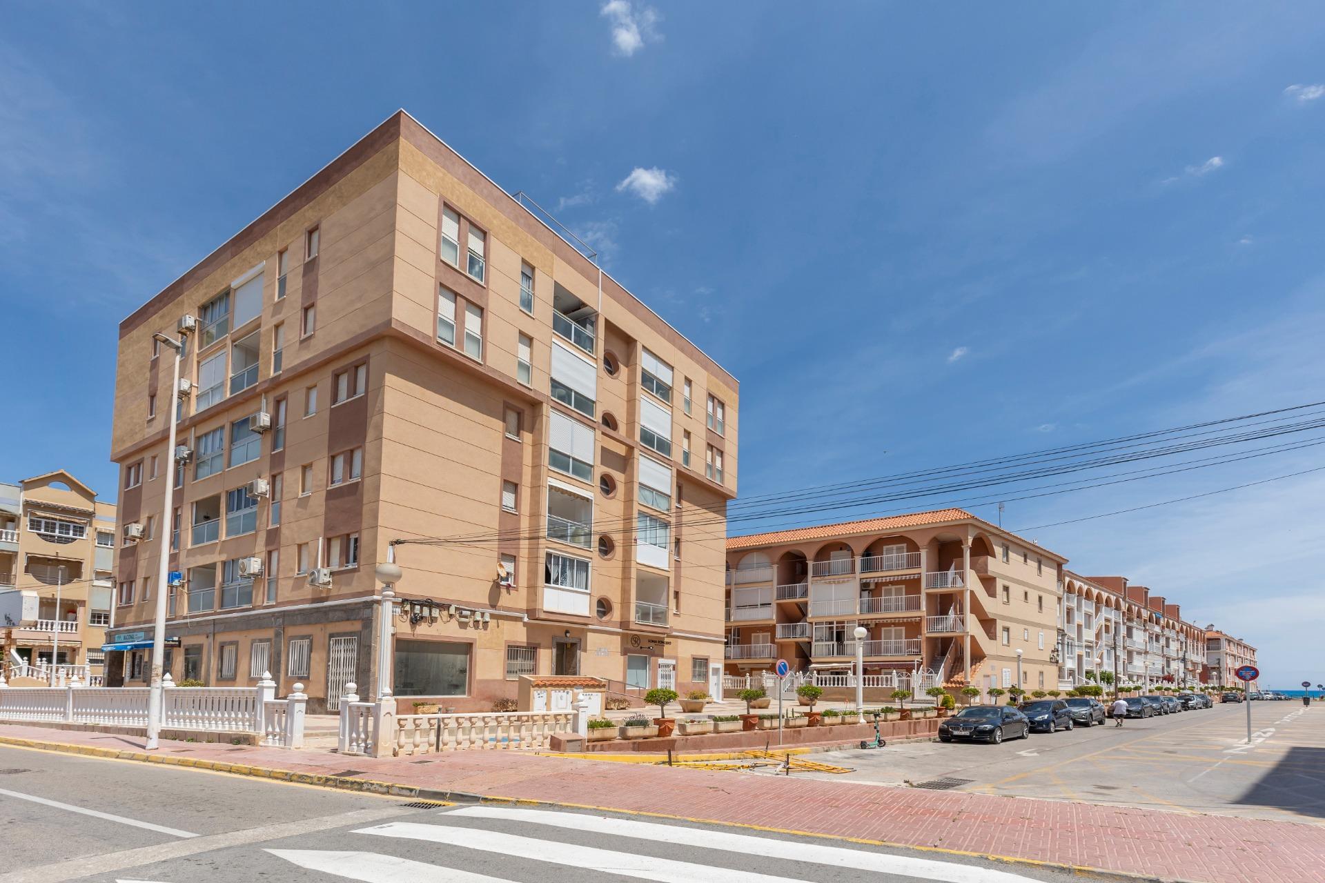 Světlý apartmán s výhledem na moře pouhých 200 metrů od pláže – La Mata