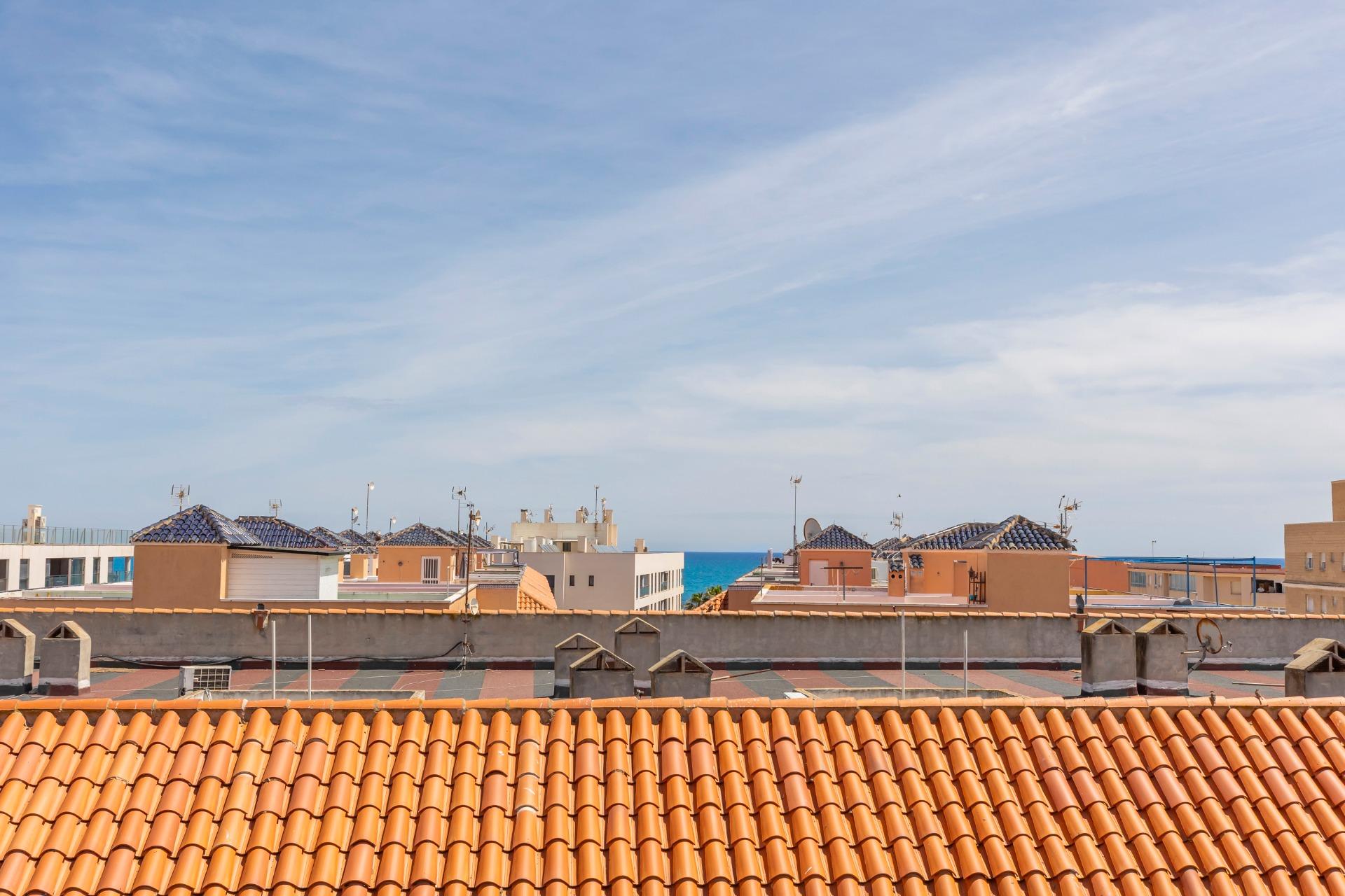 Světlý apartmán s výhledem na moře pouhých 200 metrů od pláže – La Mata