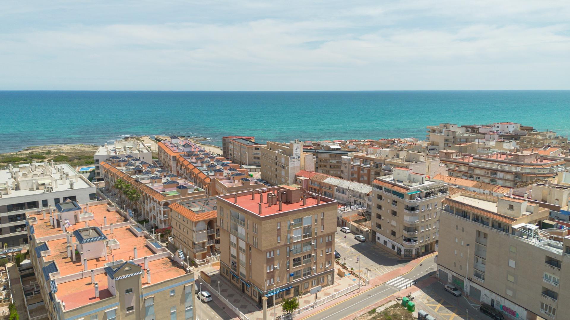 Světlý apartmán s výhledem na moře pouhých 200 metrů od pláže – La Mata