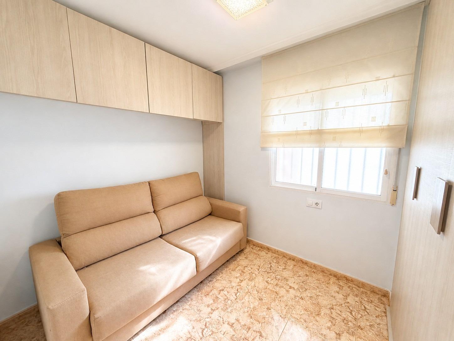 Světlý apartmán se dvěma ložnicemi, prostornou terasou a bazénem – Torrevieja