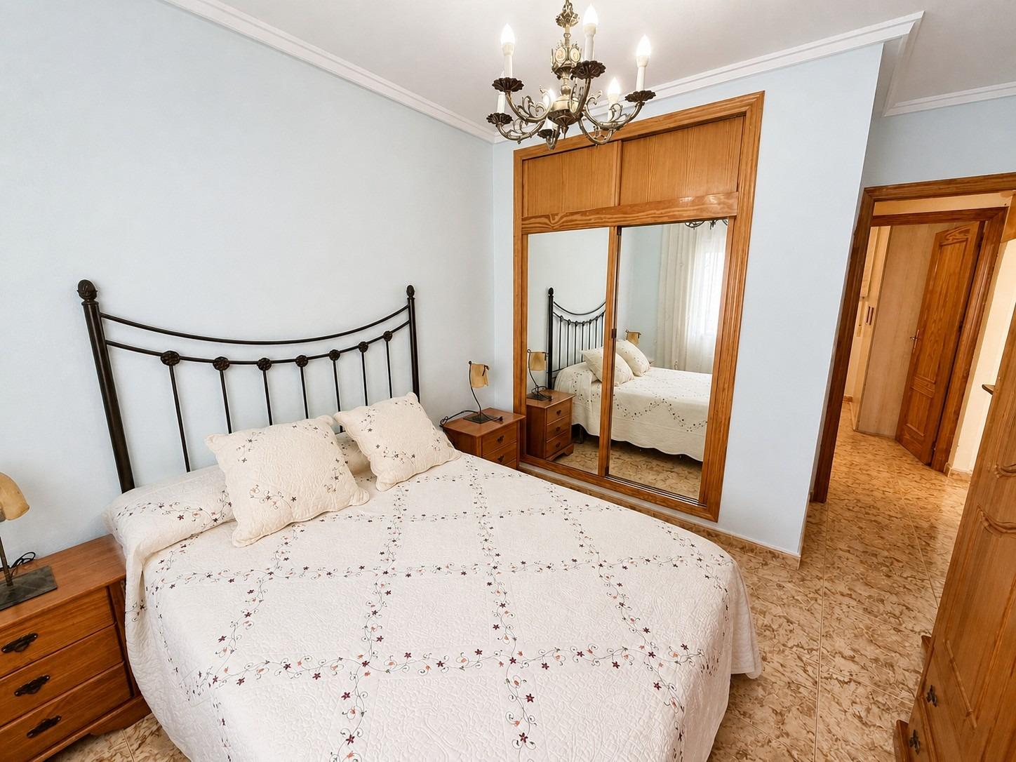 Světlý apartmán se dvěma ložnicemi, prostornou terasou a bazénem – Torrevieja