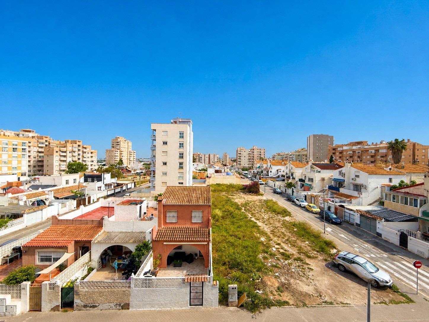 Světlý apartmán se dvěma ložnicemi, prostornou terasou a bazénem – Torrevieja