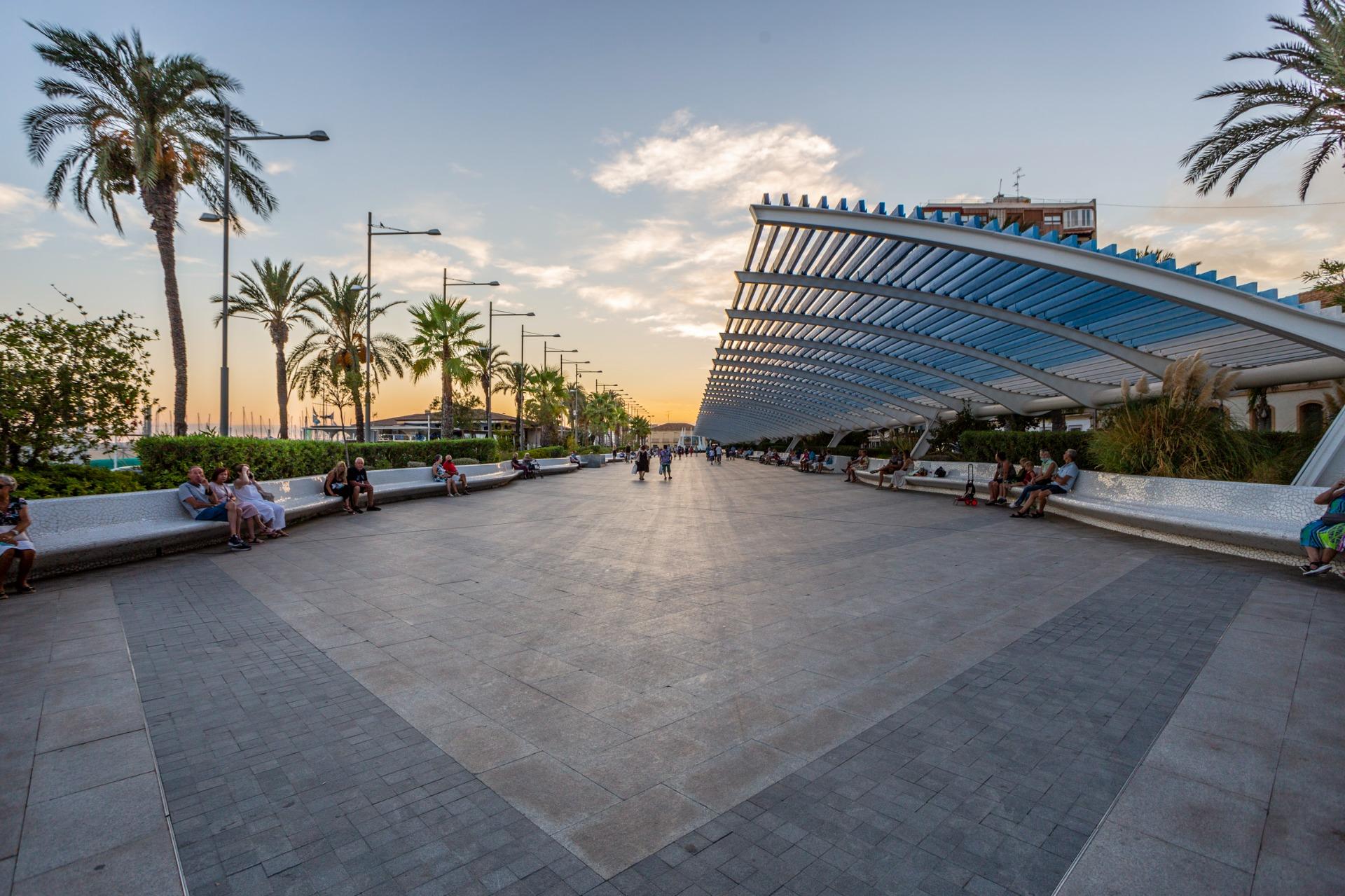 Světlý apartmán se dvěma ložnicemi, prostornou terasou a bazénem – Torrevieja
