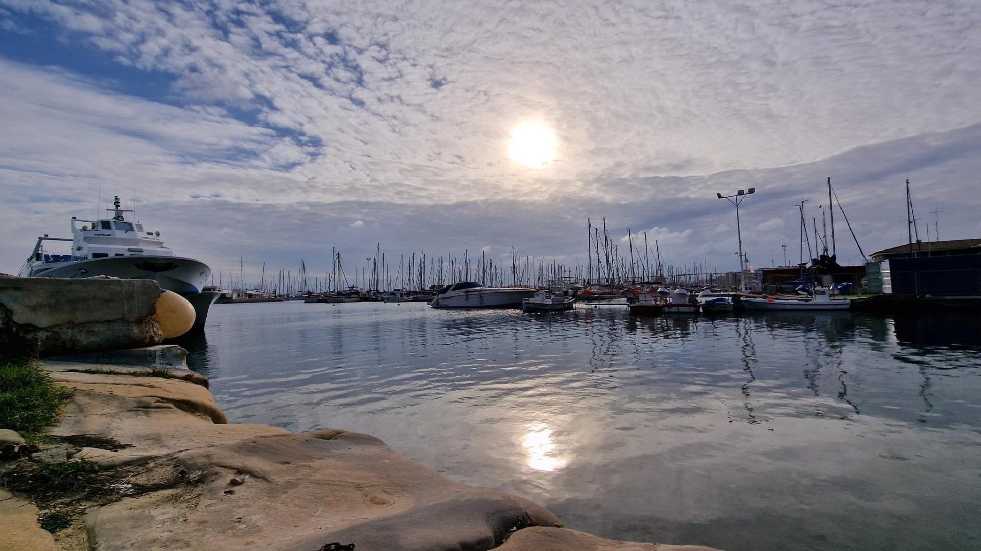 Světlý apartmán se dvěma ložnicemi, prostornou terasou a bazénem – Torrevieja