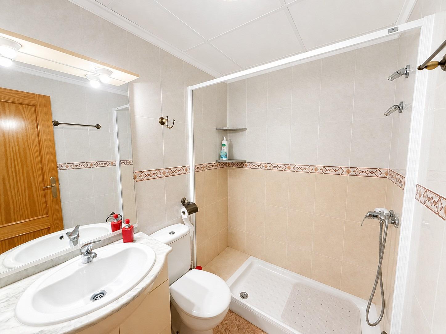 Světlý apartmán se dvěma ložnicemi, prostornou terasou a bazénem – Torrevieja
