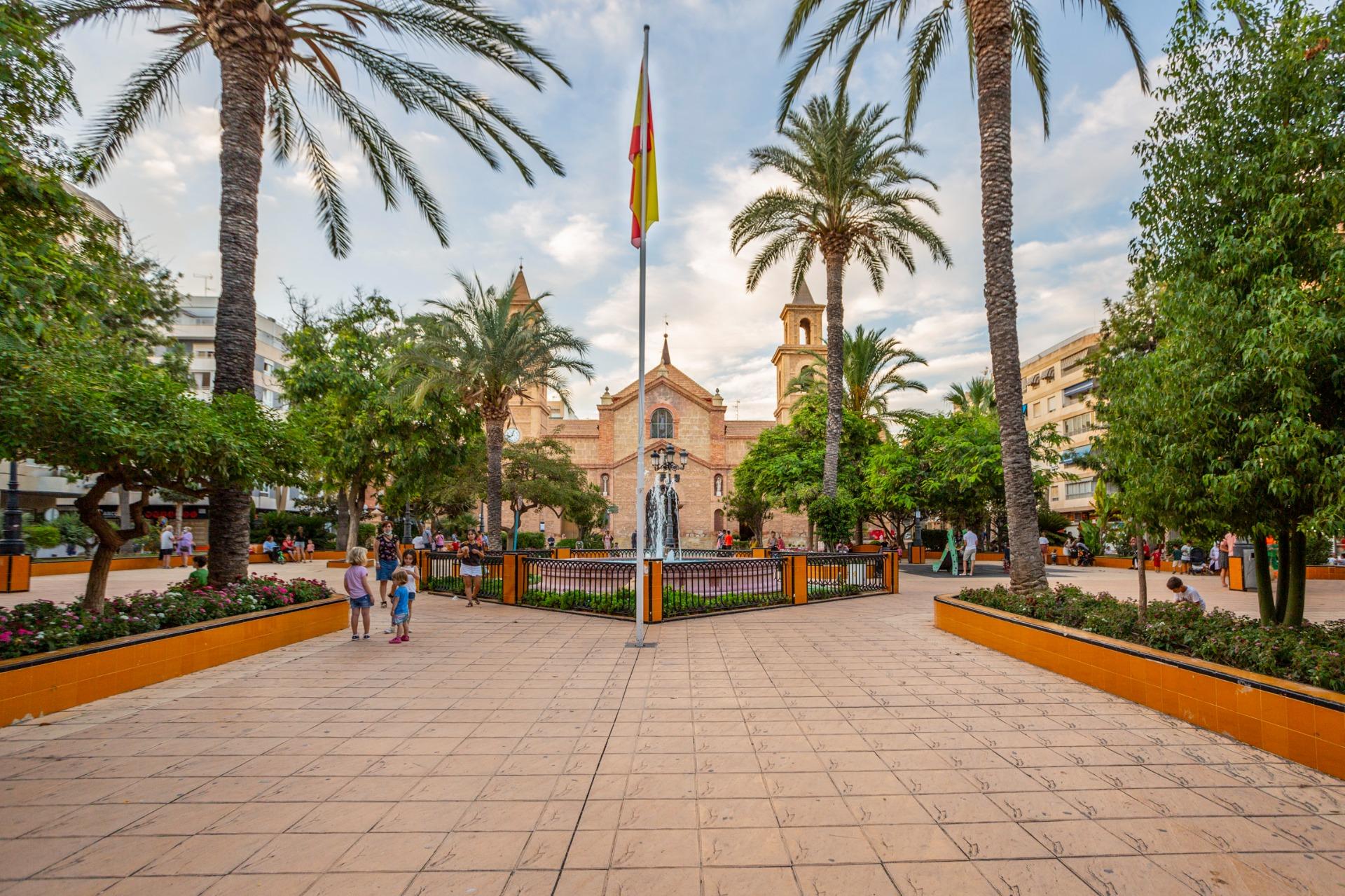 Světlý apartmán se dvěma ložnicemi, prostornou terasou a bazénem – Torrevieja