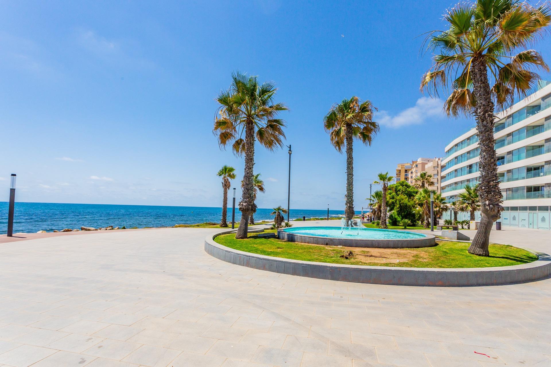 Světlý apartmán se dvěma ložnicemi, prostornou terasou a bazénem – Torrevieja