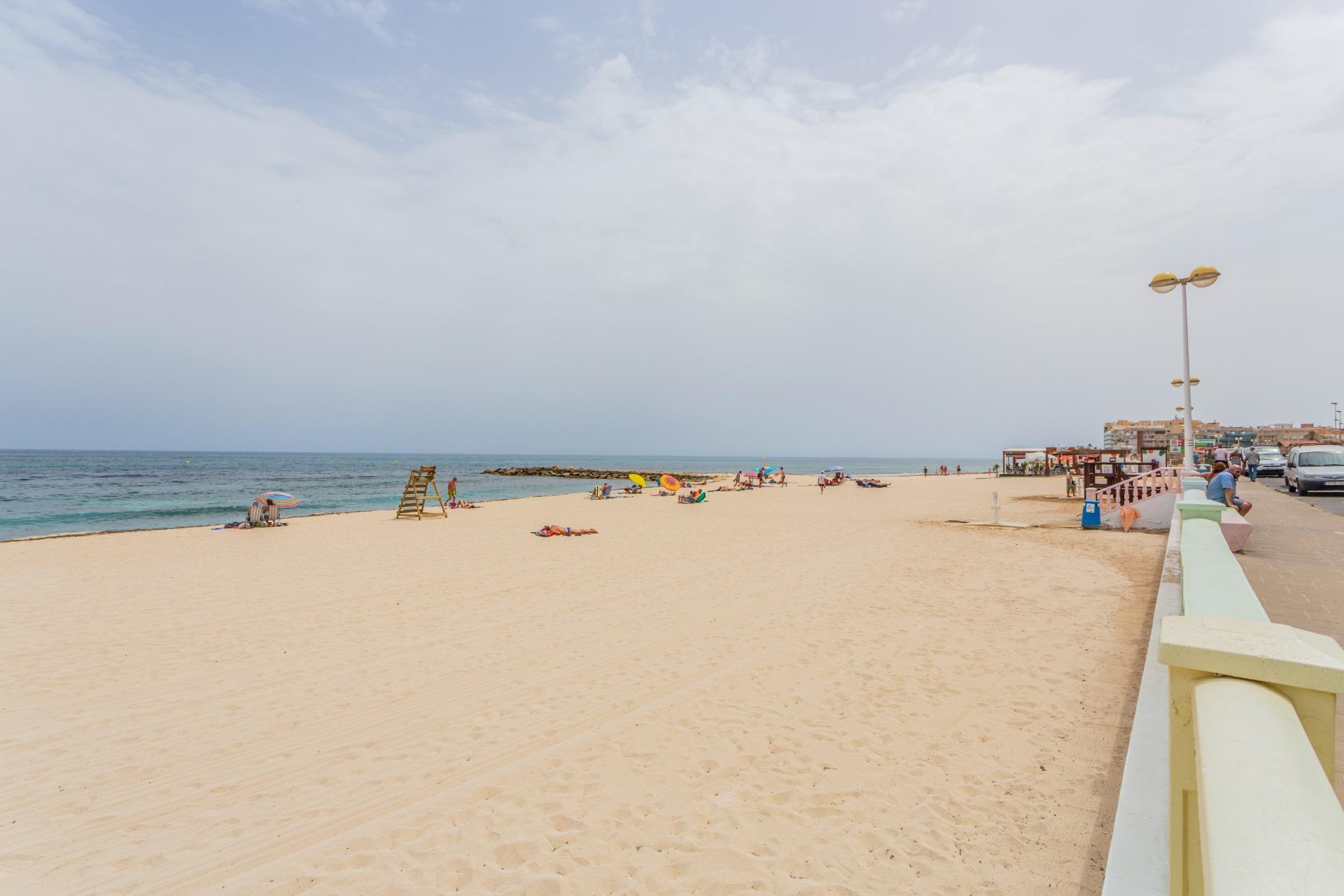 Světlý apartmán se dvěma ložnicemi, prostornou terasou a bazénem – Torrevieja