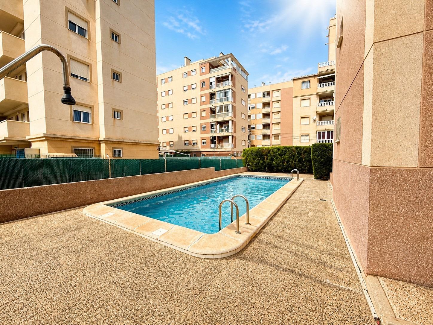 Světlý apartmán se dvěma ložnicemi, prostornou terasou a bazénem – Torrevieja