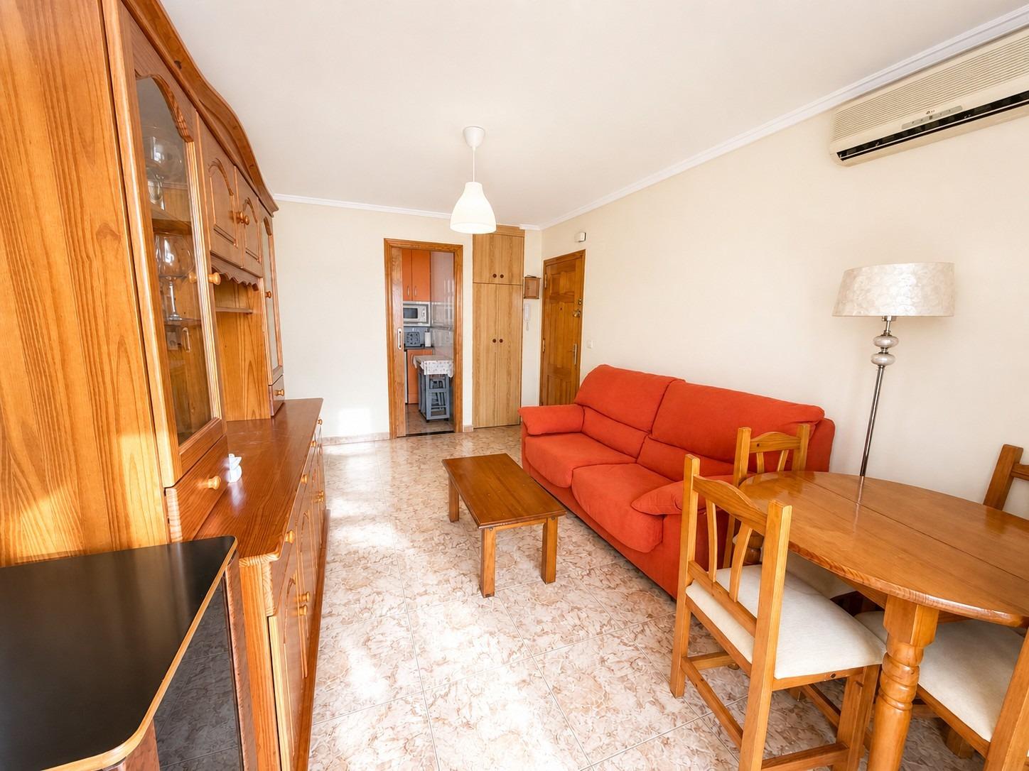 Světlý apartmán se dvěma ložnicemi, prostornou terasou a bazénem – Torrevieja