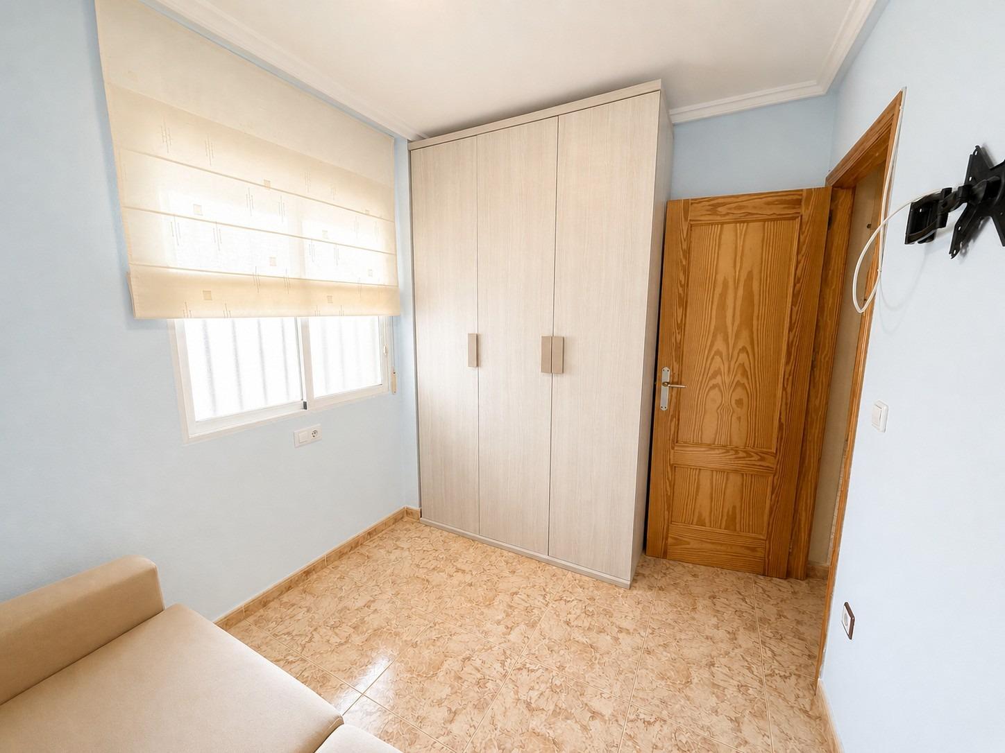 Světlý apartmán se dvěma ložnicemi, prostornou terasou a bazénem – Torrevieja