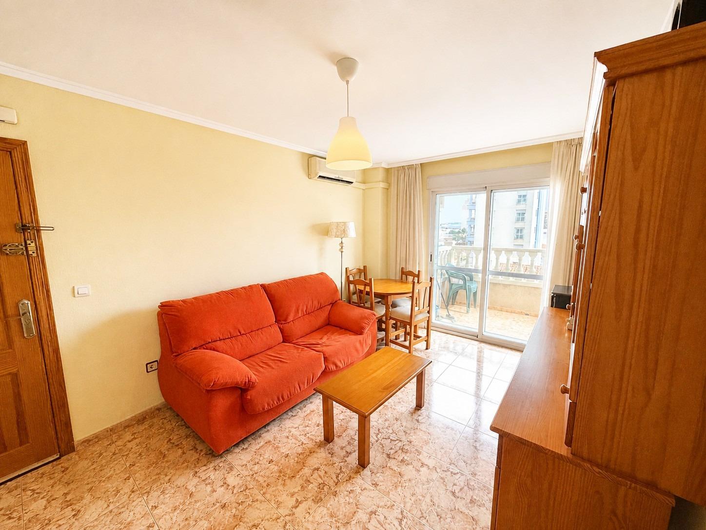 Světlý apartmán se dvěma ložnicemi, prostornou terasou a bazénem – Torrevieja