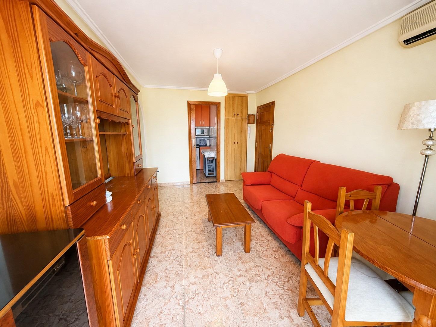 Světlý apartmán se dvěma ložnicemi, prostornou terasou a bazénem – Torrevieja