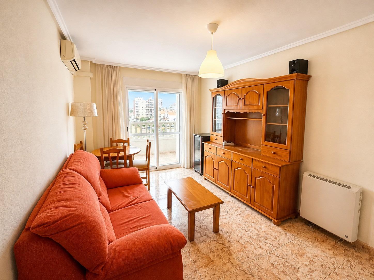 Světlý apartmán se dvěma ložnicemi, prostornou terasou a bazénem – Torrevieja