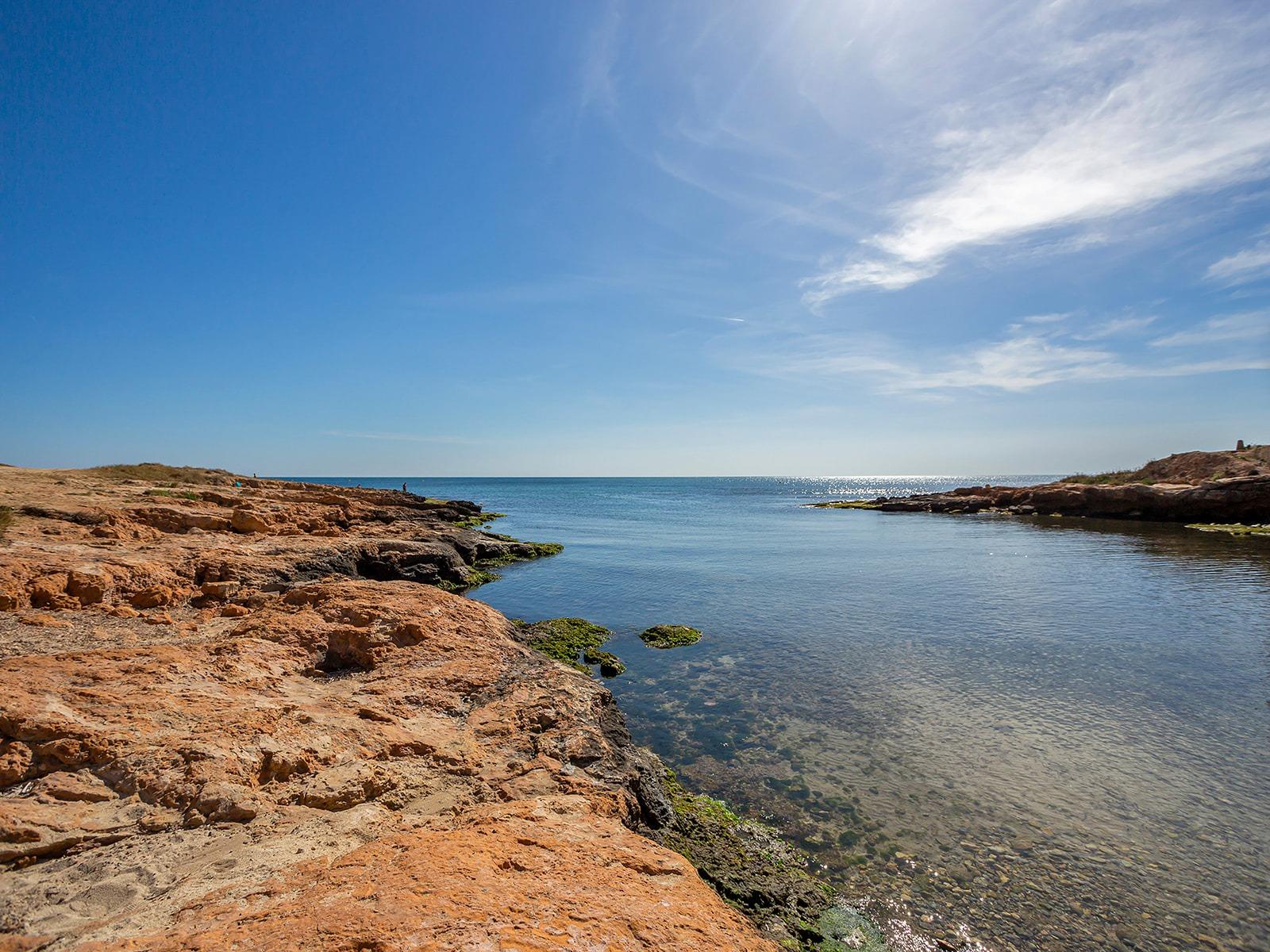 Světlý apartmán se dvěma ložnicemi, prostornou terasou a bazénem – Torrevieja