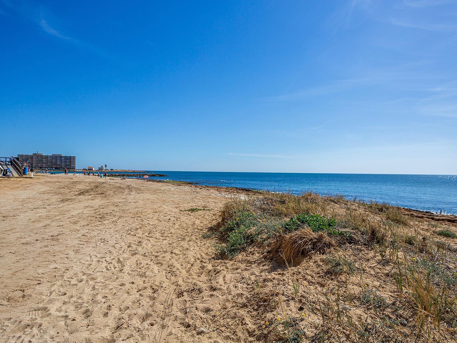 Světlý apartmán se dvěma ložnicemi, prostornou terasou a bazénem – Torrevieja