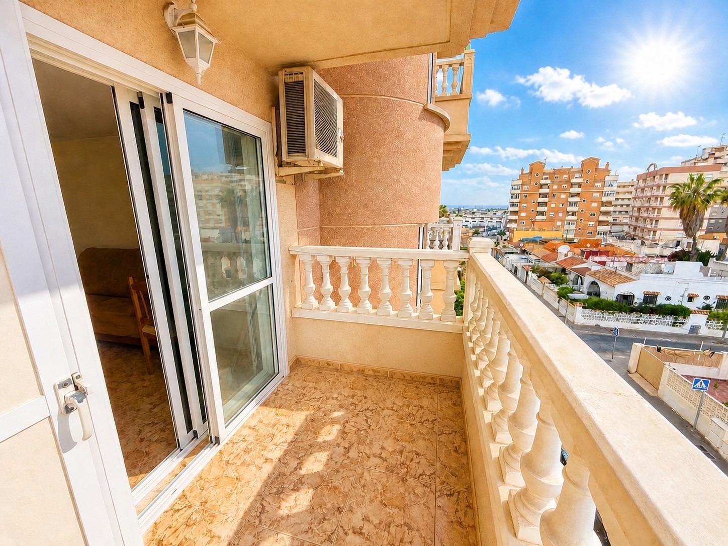 Světlý apartmán se dvěma ložnicemi, prostornou terasou a bazénem – Torrevieja