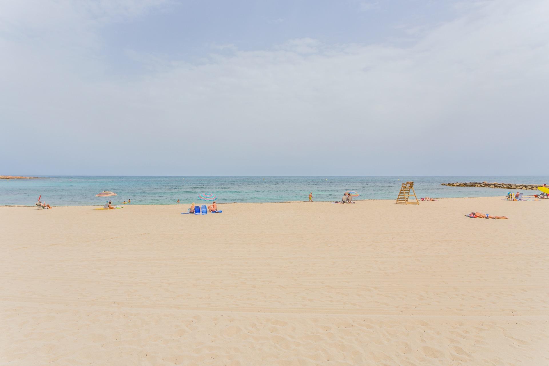 Světlý apartmán se dvěma ložnicemi, prostornou terasou a bazénem – Torrevieja