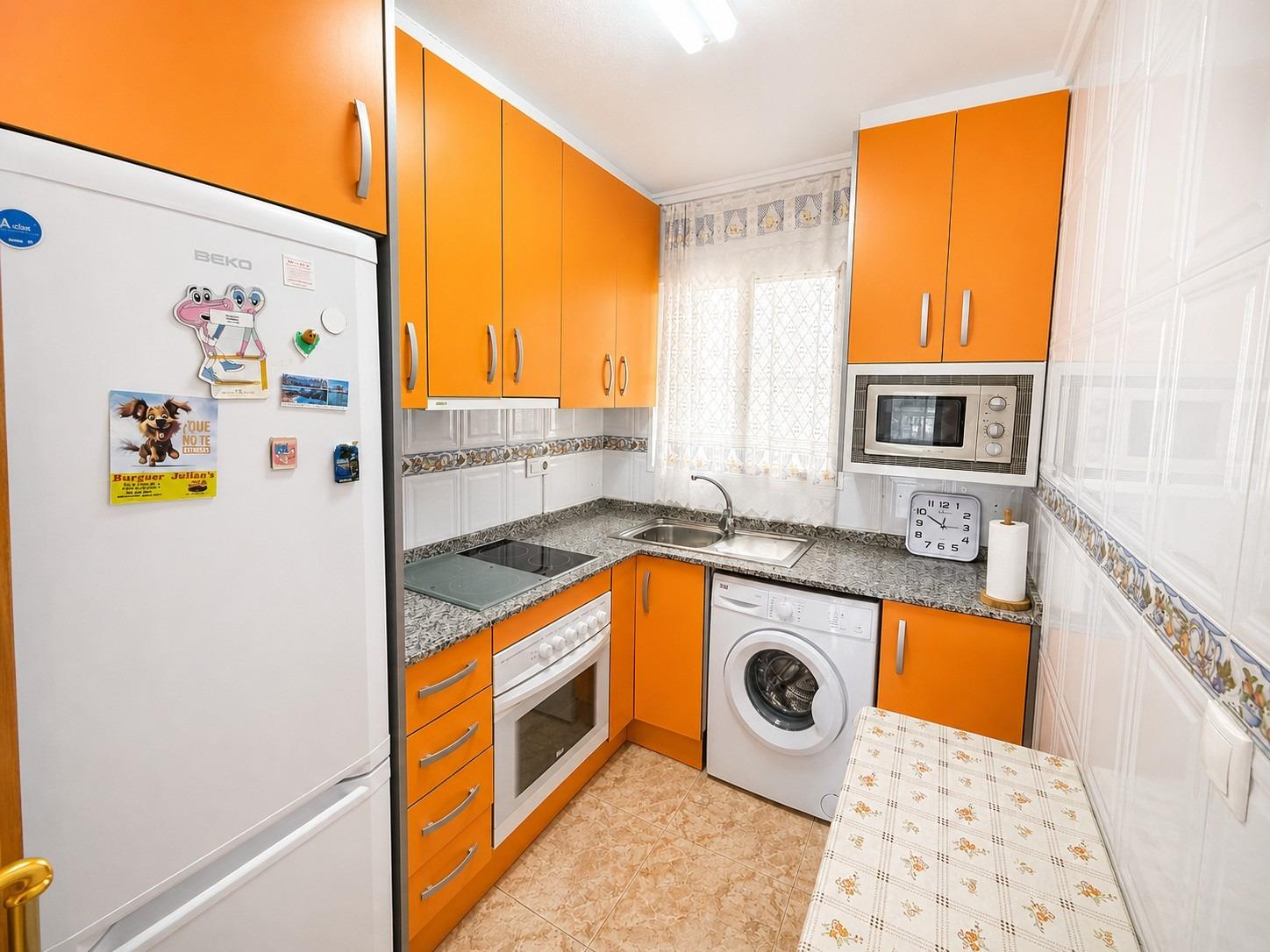 Světlý apartmán se dvěma ložnicemi, prostornou terasou a bazénem – Torrevieja
