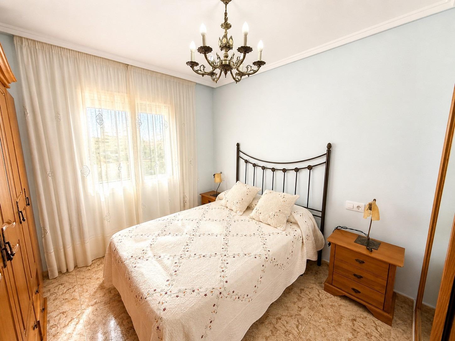 Světlý apartmán se dvěma ložnicemi, prostornou terasou a bazénem – Torrevieja