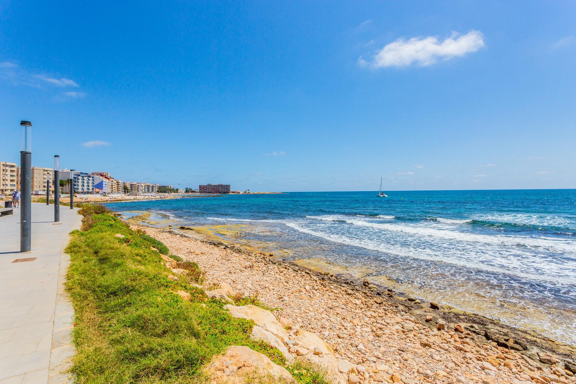 Světlý apartmán se dvěma ložnicemi, prostornou terasou a bazénem – Torrevieja