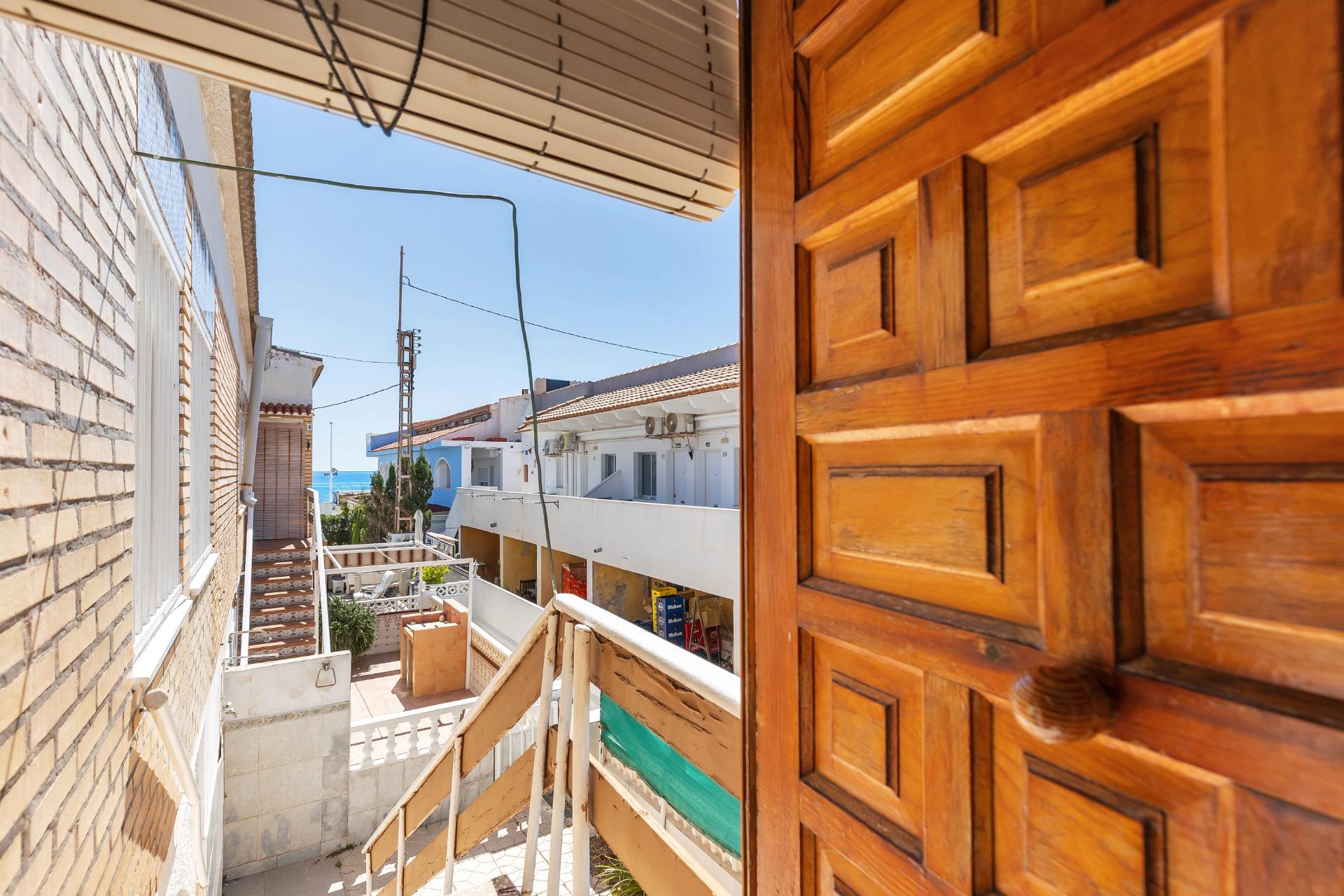 Three-bedroom bungalow just 50 metres from the beach – La Mata