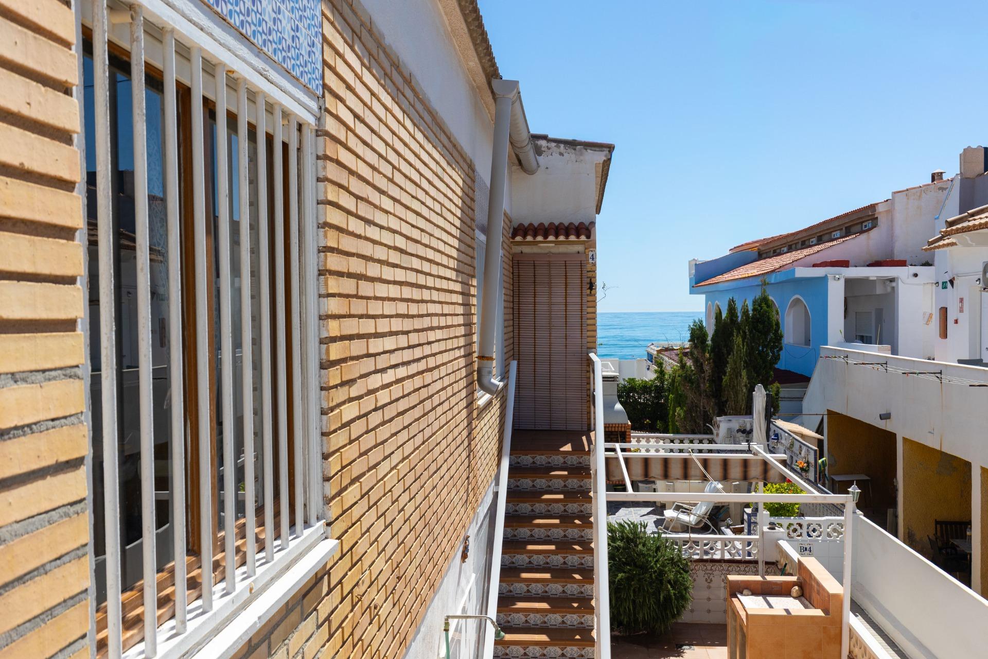Three-bedroom bungalow just 50 metres from the beach – La Mata