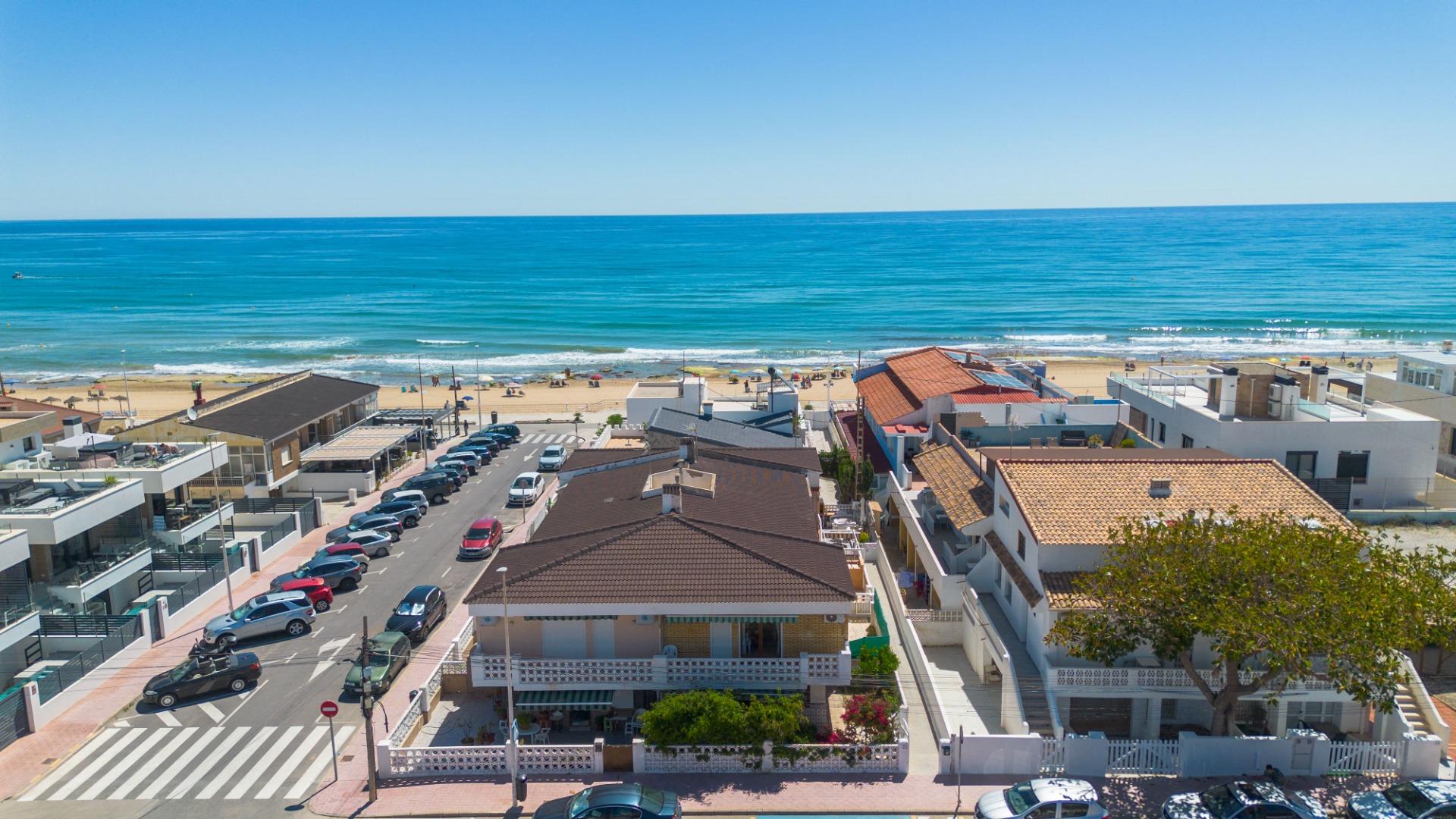 Three-bedroom bungalow just 50 metres from the beach – La Mata