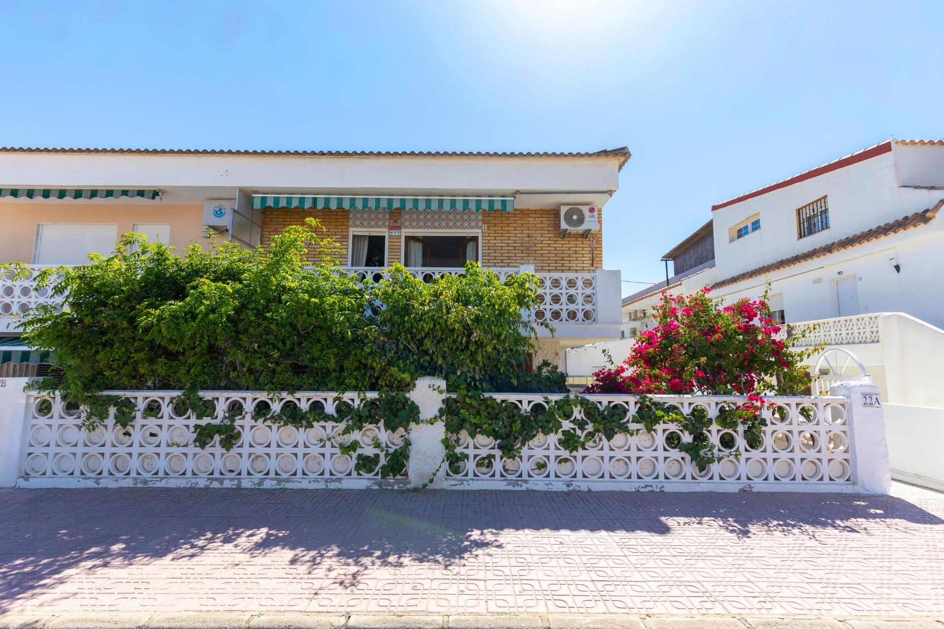 Three-bedroom bungalow just 50 metres from the beach – La Mata