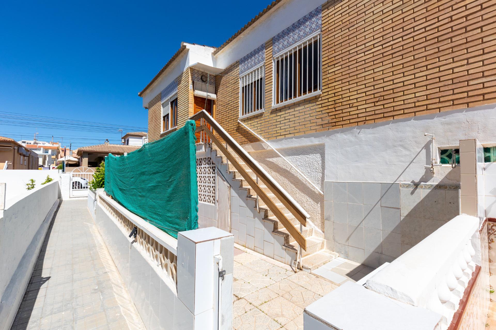 Three-bedroom bungalow just 50 metres from the beach – La Mata