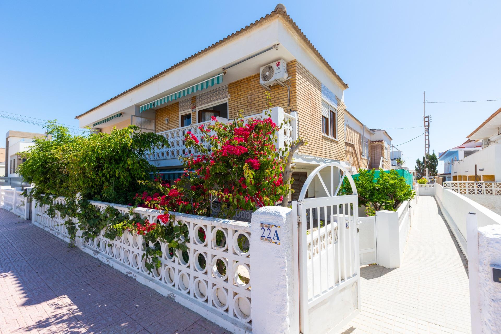 Three-bedroom bungalow just 50 metres from the beach – La Mata