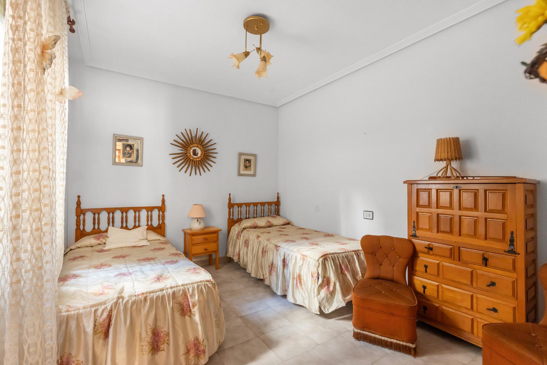 Přízemní apartmán s prostornou terasou blízko pláže – Torrevieja