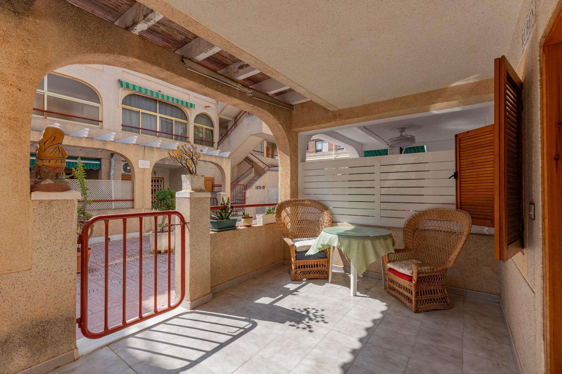 Přízemní apartmán s prostornou terasou blízko pláže – Torrevieja