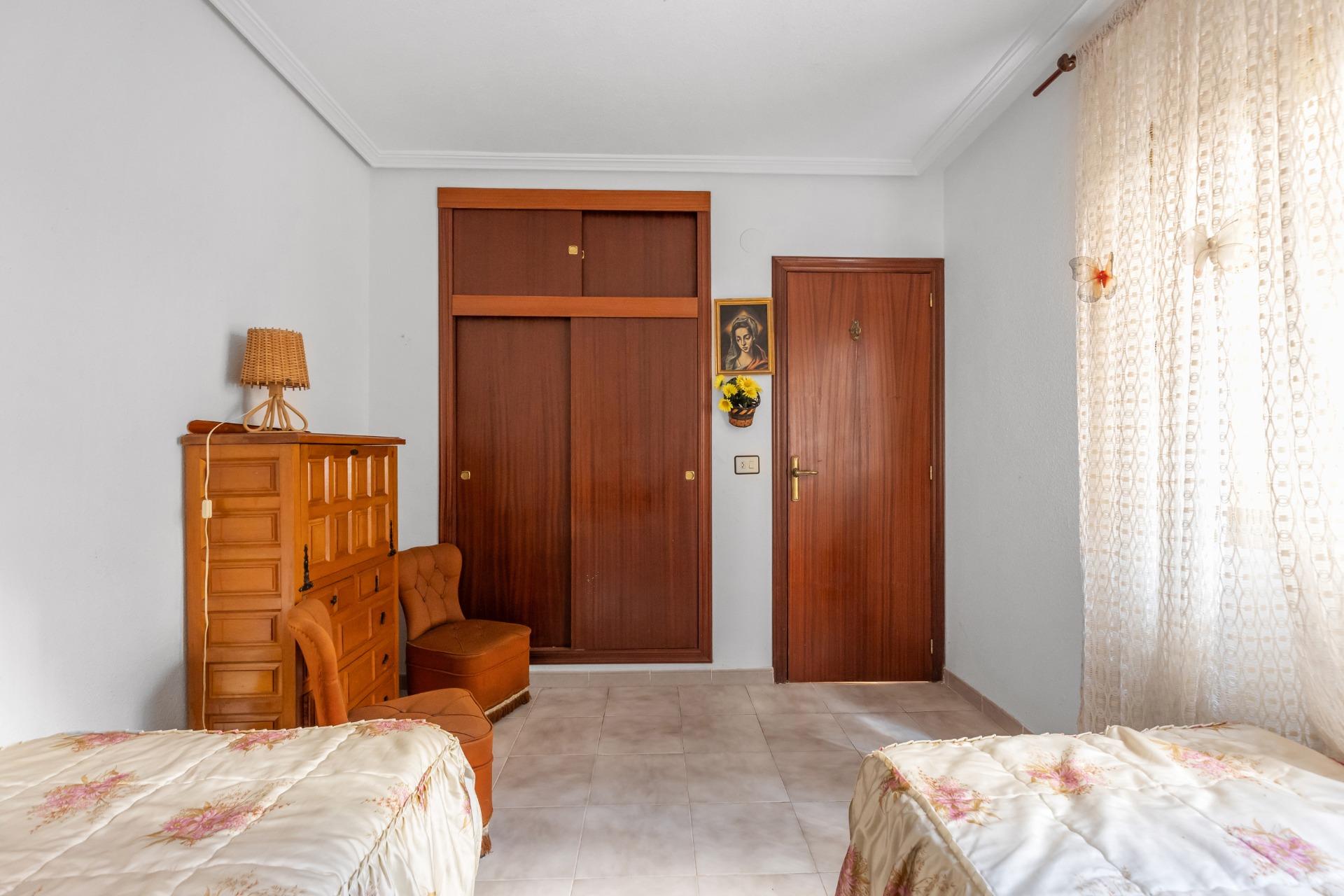 Přízemní apartmán s prostornou terasou blízko pláže – Torrevieja