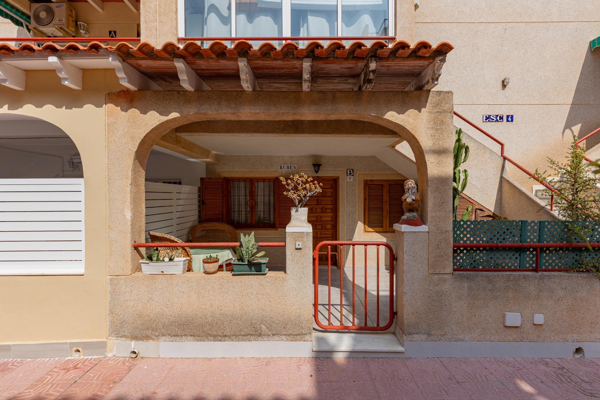 Přízemní apartmán s prostornou terasou blízko pláže – Torrevieja