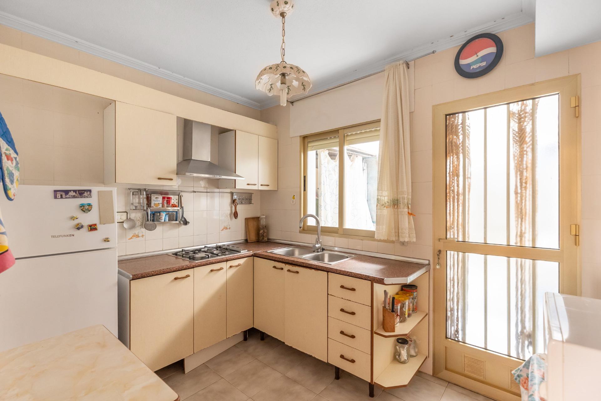 Přízemní apartmán s prostornou terasou blízko pláže – Torrevieja